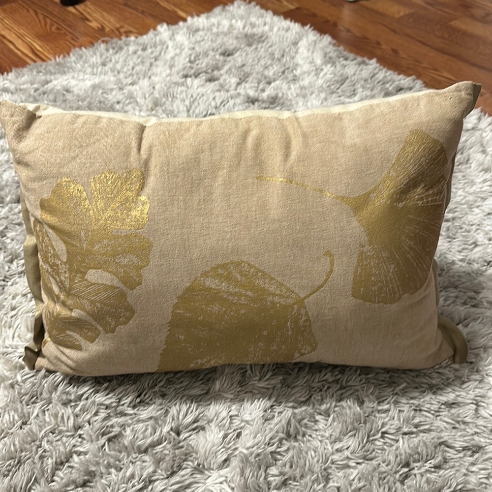 Pier 1 Gold ⚜️Leaves Throw Pillow with insert. 14” X 22”